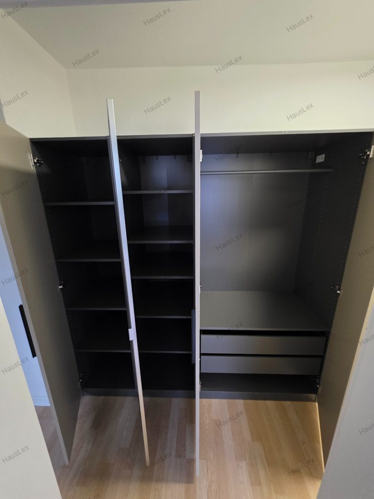 Innenaufteilung der ersten drei Schrankelemente. Innenansicht des 5-türigen IKEA PAX Kleiderschranks mit Einlegeböden und Schubladen.