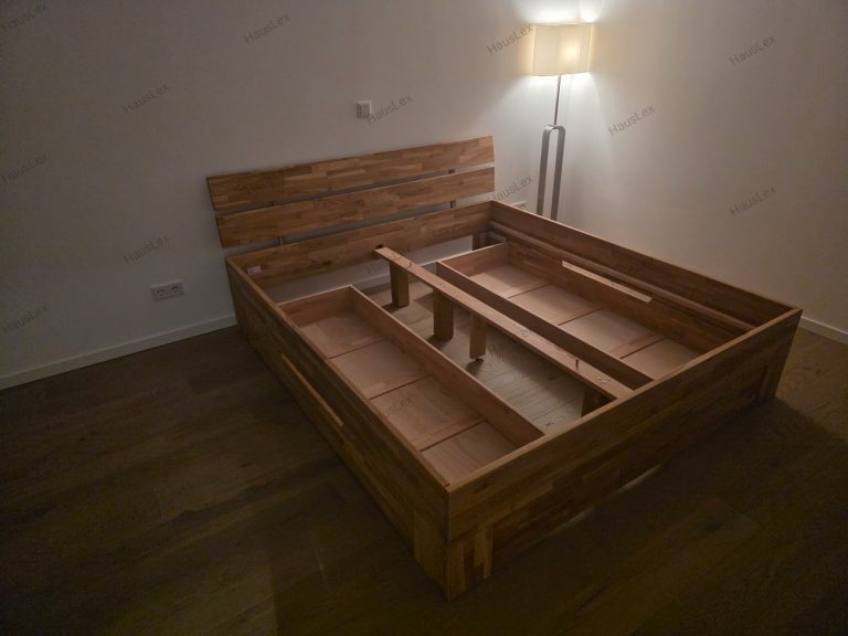 Massivholzbett - verstärkte Konstruktion und Montage durch HausLex. Massivholzbett mit integrierten Schubladen - fachgerecht montiert und zusätzlich verstärkt.