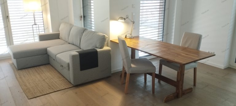 IKEA-Wohnzimmer - professionell montiert. Esstisch, zwei Polsterstühle und Ecksofa von IKEA - professionell montiert.