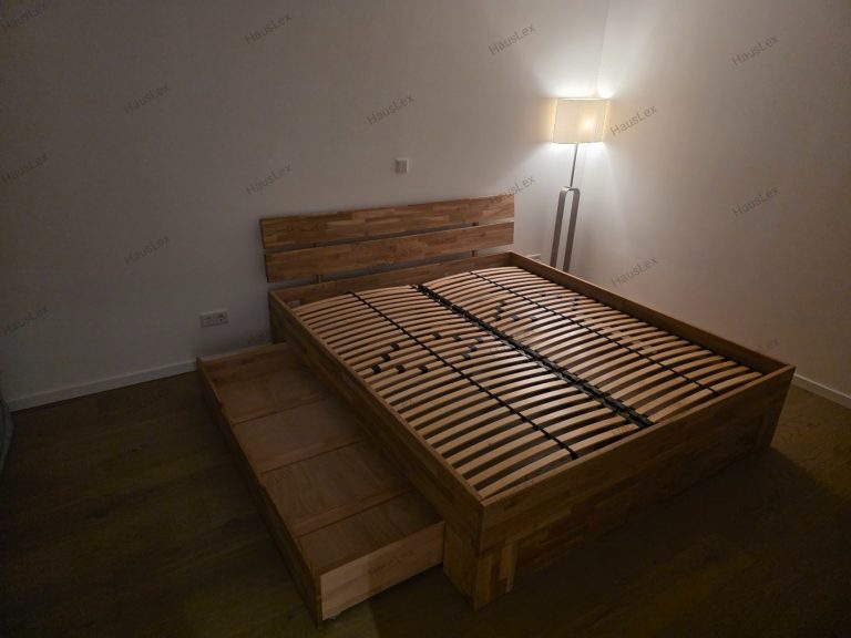 Massivholzbett mit Lattenrost - professionell montiert und verstärkt. Massivholzbett mit Lattenrost und Schubladen - professionell montiert und konstruktiv verstärkt.