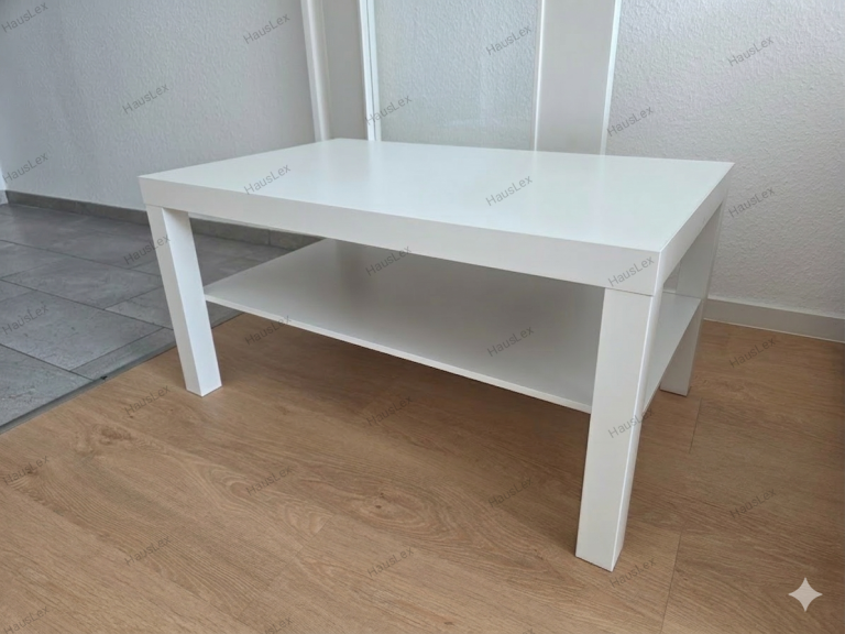 Couchtisch sauber aufgebaut. Weißer Couchtisch sauber aufgebaut und stabil ausgerichtet.