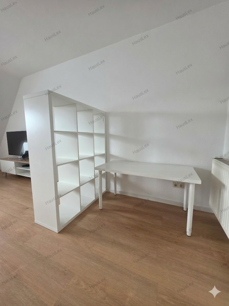 Regal mit integriertem Tisch. Weißes Regal mit integriertem Tisch sauber aufgebaut und ausgerichtet.